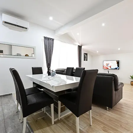 דירה New 1st Floor In *